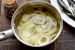 Маринованная килька в уксусе с луком