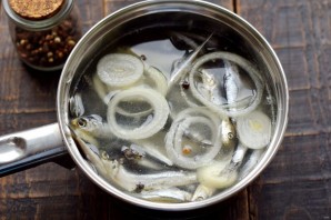 Маринованная килька в уксусе с луком