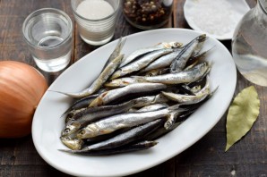 Маринованная килька в уксусе с луком