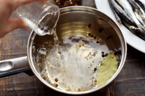 Маринованная килька в уксусе с луком