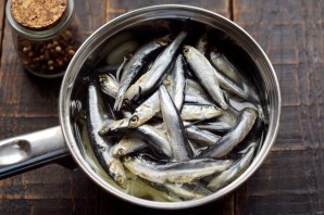 Маринованная килька в уксусе с луком