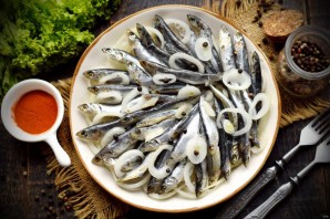 Маринованная килька в уксусе с луком