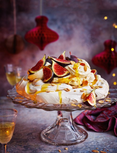 "Павлова" с корицей, пралине и свежим инжиром "Павлова" с корицей, пралине и свежим инжиром