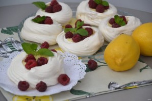 "Павлова" с лимонным курдом