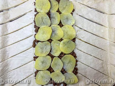 Пирог из слоеного теста с мясом, картофелем и морковью Пирог из слоеного теста с мясом, картофелем и морковью