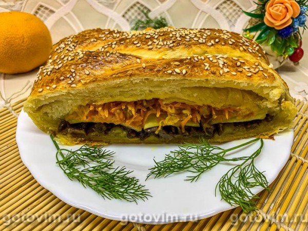 Пирог из слоеного теста с мясом, картофелем и морковью Пирог из слоеного теста с мясом, картофелем и морковью