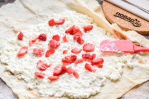 Рулет из лаваша с клубникой и творогом Рулет из лаваша с клубникой и творогом
