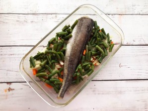 Рыба запеченная со стручковой фасолью