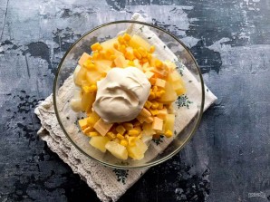 Салат с кальмарами, ананасами и крабовыми палочками Салат с кальмарами, ананасами и крабовыми палочками