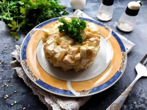 Салат с кальмарами, ананасами и крабовыми палочками Салат с кальмарами, ананасами и крабовыми палочками