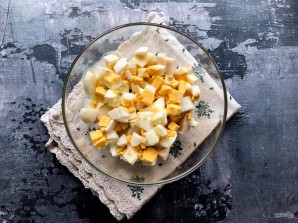 Салат с кальмарами, ананасами и крабовыми палочками Салат с кальмарами, ананасами и крабовыми палочками