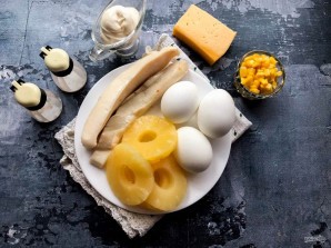 Салат с кальмарами, ананасами и крабовыми палочками Салат с кальмарами, ананасами и крабовыми палочками