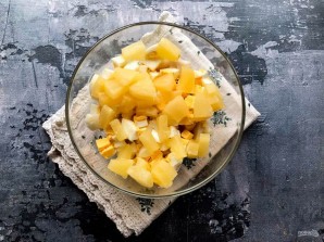 Салат с кальмарами, ананасами и крабовыми палочками Салат с кальмарами, ананасами и крабовыми палочками