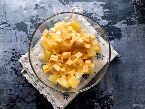 Салат с кальмарами, ананасами и крабовыми палочками Салат с кальмарами, ананасами и крабовыми палочками