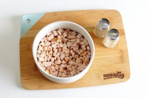 Салат с копченой грудкой и сыром