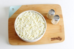 Салат с копченой грудкой и сыром