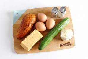 Салат с копченой грудкой и сыром