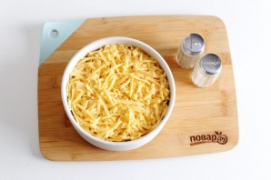 Салат с копченой грудкой и сыром