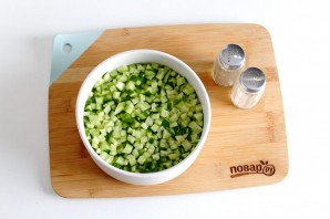 Салат с копченой грудкой и сыром