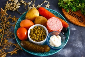 Салат с копченой колбасой на год Быка