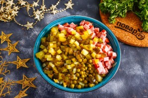 Салат с копченой колбасой на год Быка