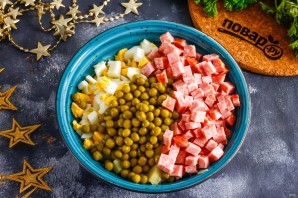 Салат с копченой колбасой на год Быка