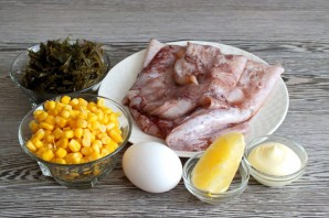 Салат с морепродуктами и кукурузой