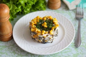 Салат с морепродуктами и кукурузой