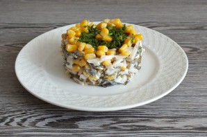 Салат с морепродуктами и кукурузой