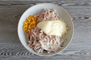 Салат с морепродуктами и кукурузой