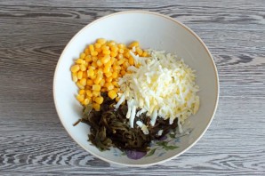 Салат с морепродуктами и кукурузой