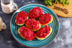 "Селедка под шубой" в картофельных лодочках