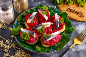 "Селедка под шубой" в картофельных лодочках