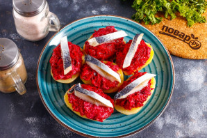 "Селедка под шубой" в картофельных лодочках