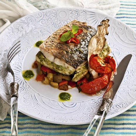 Сибас с овощами и соусом песто