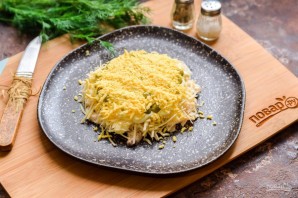 Слоеный салат с курицей "Бычок" Слоеный салат с курицей "Бычок"