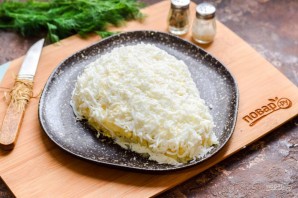 Слоеный салат с курицей "Бычок" Слоеный салат с курицей "Бычок"