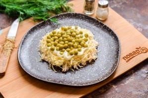 Слоеный салат с курицей "Бычок" Слоеный салат с курицей "Бычок"