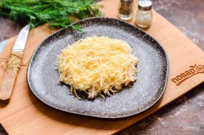 Слоеный салат с курицей "Бычок" Слоеный салат с курицей "Бычок"