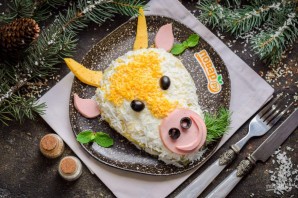 Слоеный салат с курицей "Бычок" Слоеный салат с курицей "Бычок"