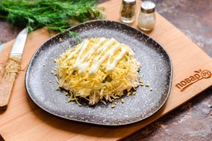 Слоеный салат с курицей "Бычок" Слоеный салат с курицей "Бычок"