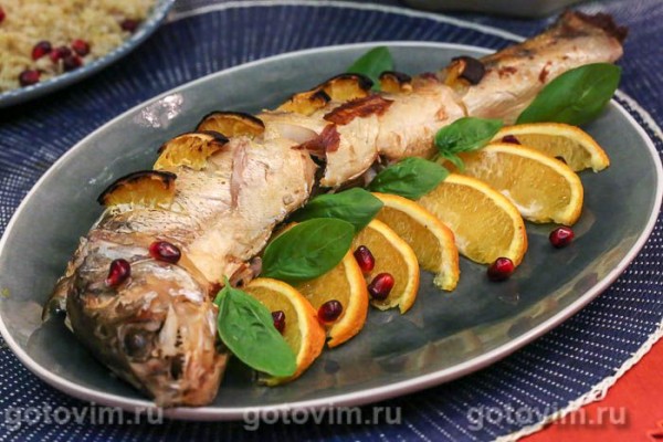 Судак с апельсинами, запеченный в пергаменте