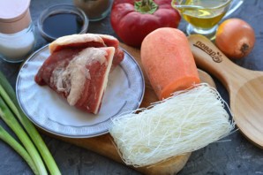 Суп с рисовой лапшой и говядиной