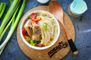 Суп с рисовой лапшой и говядиной