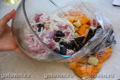 Свинина с черносливом, тыквой и картошкой, запеченная в рукаве в рукаве Свинина с черносливом, тыквой и картошкой, запеченная в рукаве в рукаве