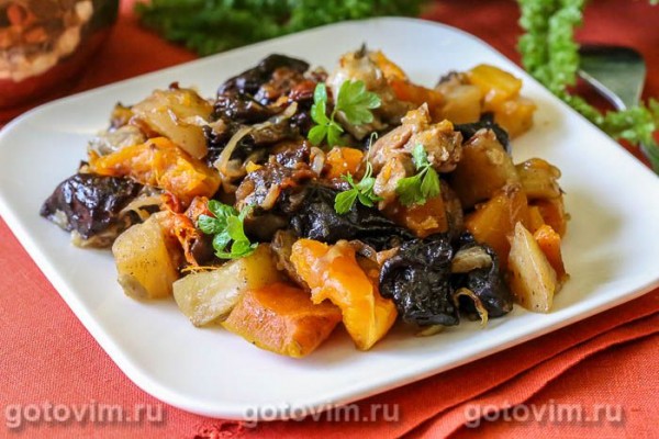 Свинина с черносливом, тыквой и картошкой, запеченная в рукаве в рукаве Свинина с черносливом, тыквой и картошкой, запеченная в рукаве в рукаве