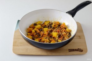 Тушеная чечевица с тыквой