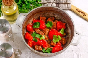 Тушеная говядина с вялеными помидорами