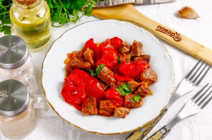 Тушеная говядина с вялеными помидорами