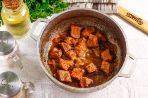 Тушеная говядина с вялеными помидорами